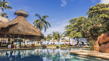 Piscina externa, funciona das 8h às 22h, guarda-sóis