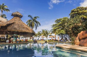 Una piscina al aire libre (de 08:00 a 22:00), sombrillas