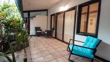 One Bedroom Apartment | Vue sur le jardin