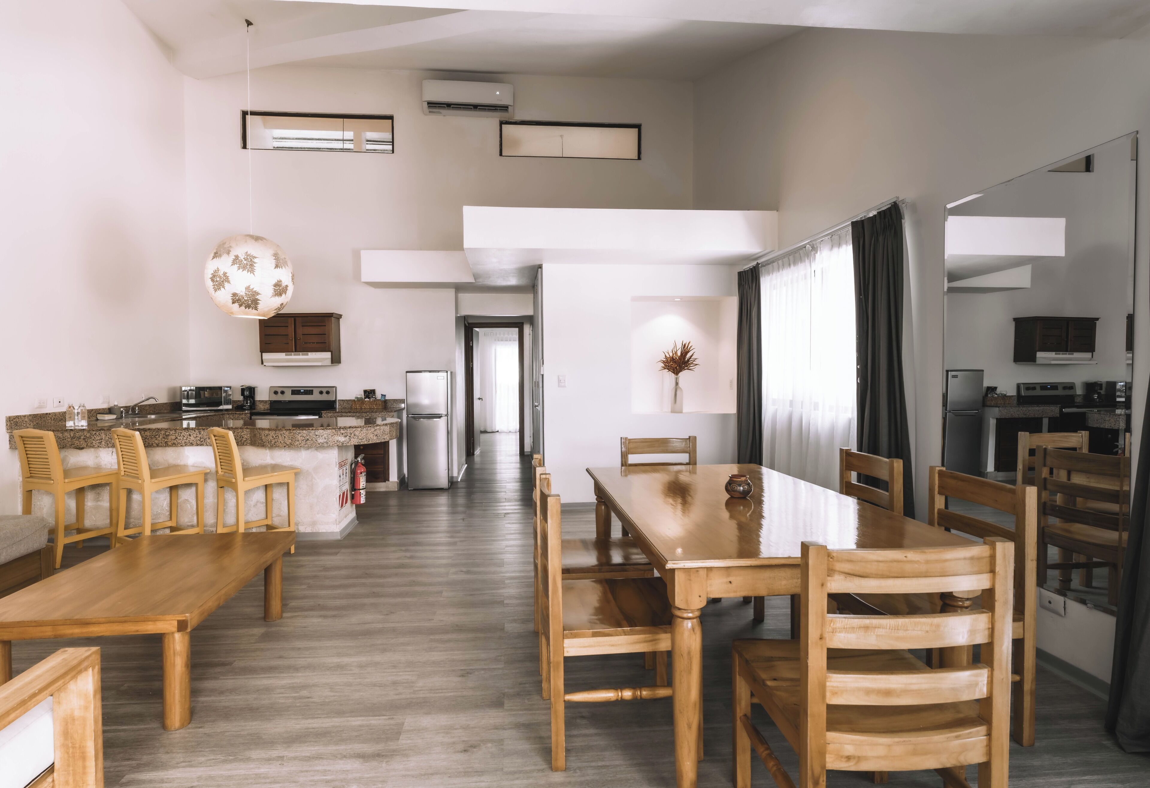 Eine geräumige Küche mit Essbereich, Holzmöbeln und modernem Design.