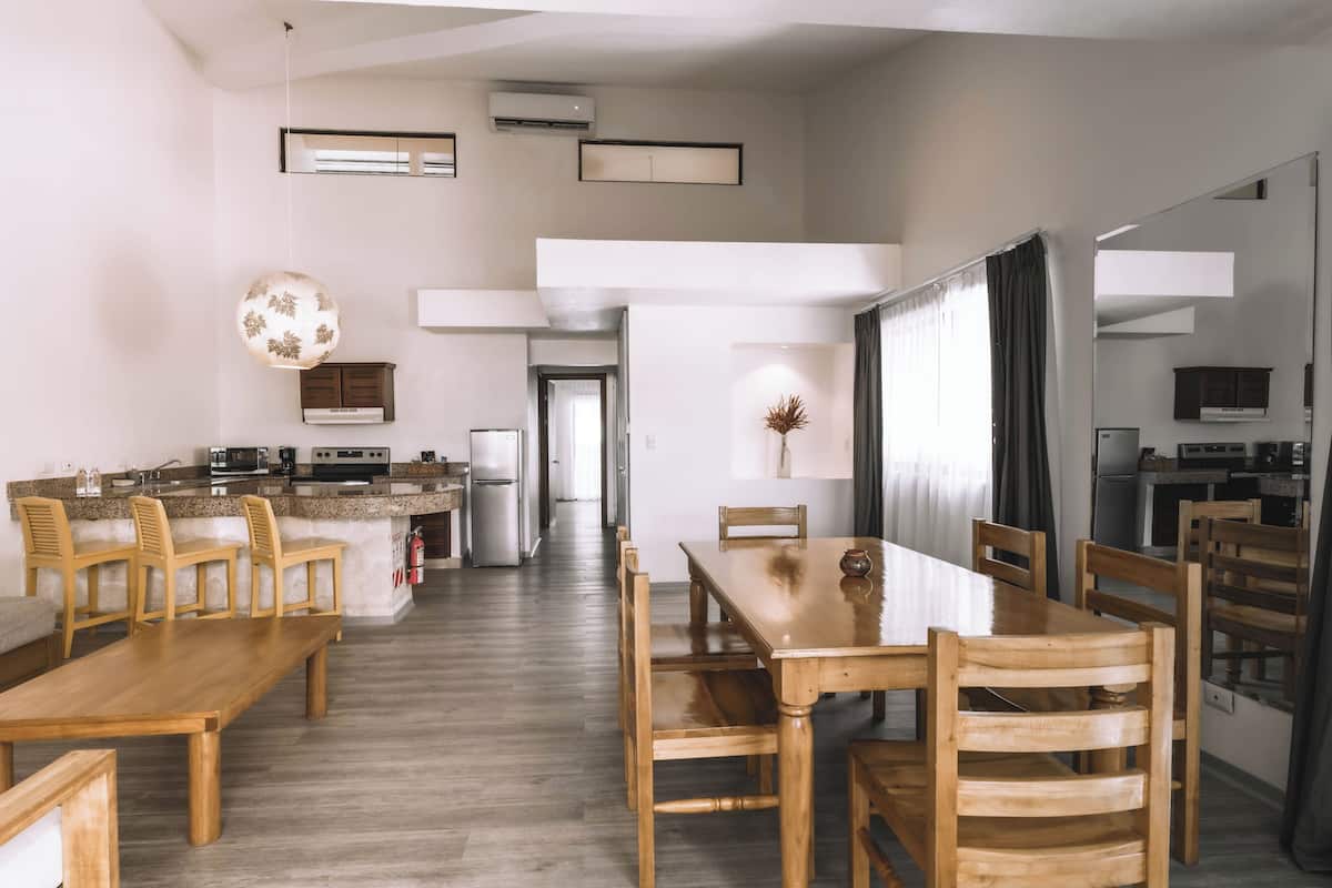 Une cuisine spacieuse avec un coin repas, des meubles en bois et un design moderne.