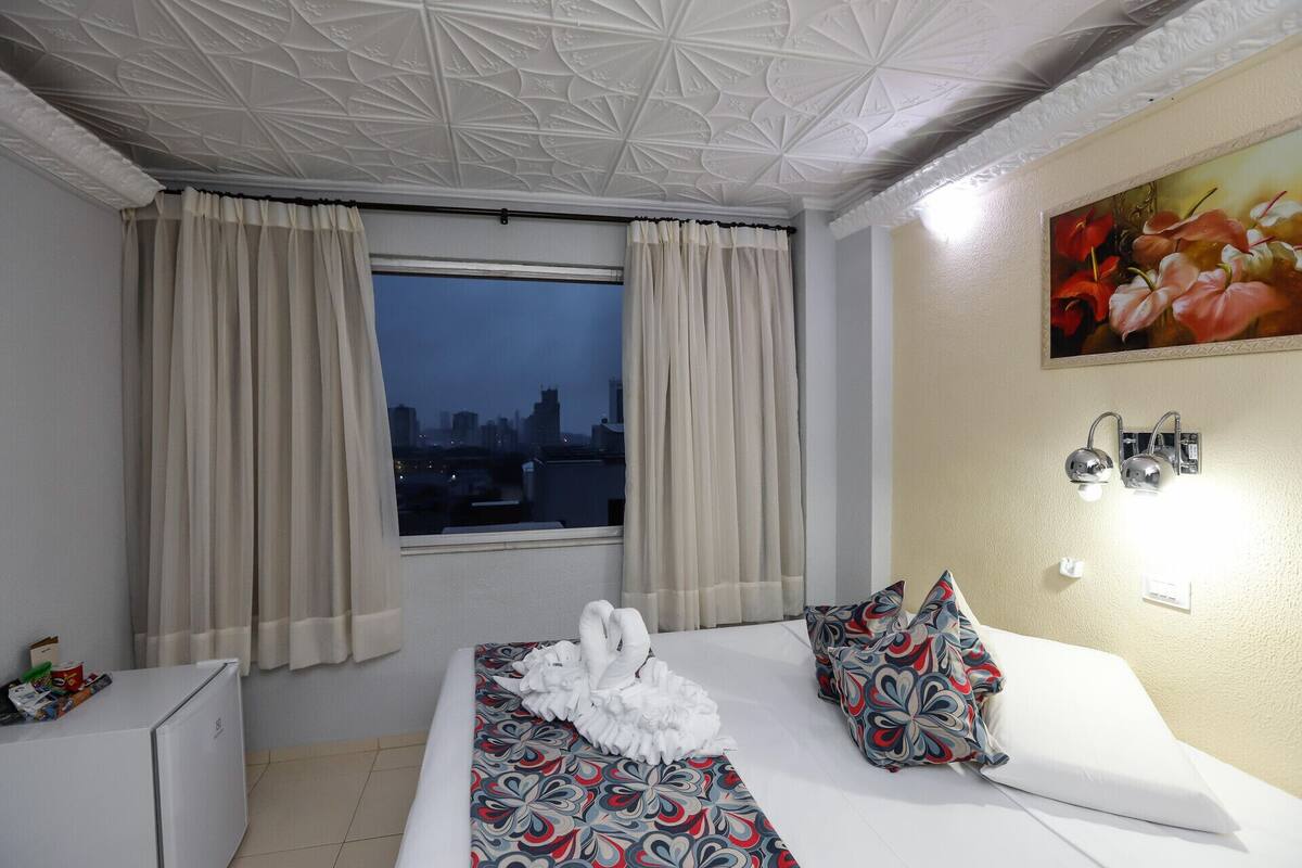 Een minibar, een bureau, een strijkplank/strijkijzer, gratis wifi