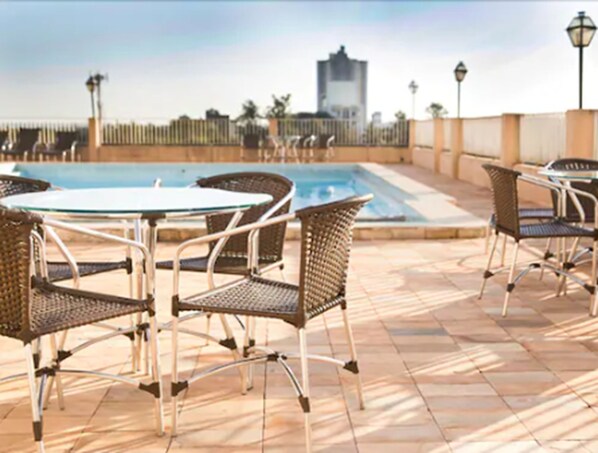 Piscine extérieure, chaises longues