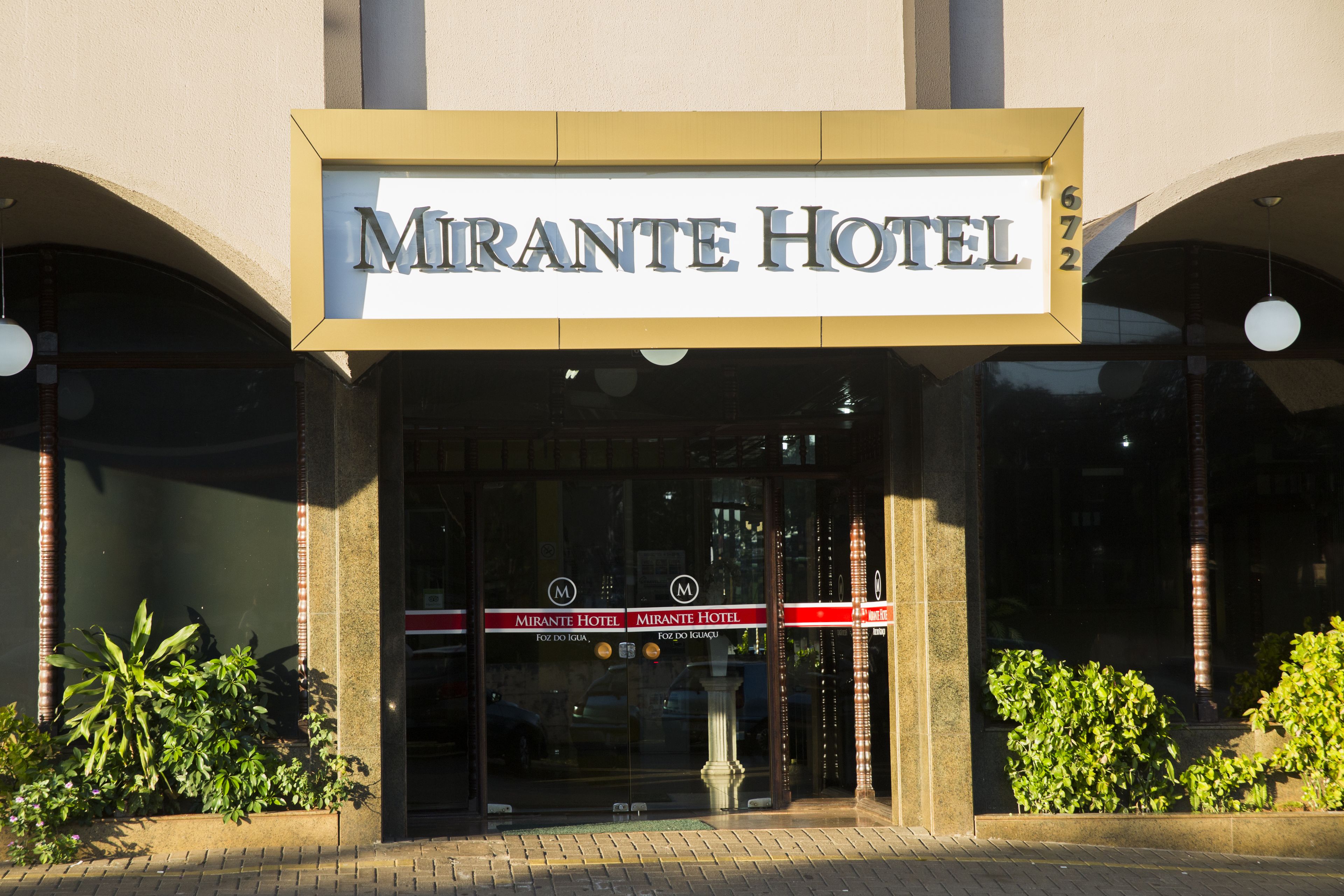 Exterior do Hotel Mirante, com uma entrada destacada e uma placa sobre as portas.