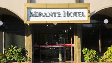 Exterior do Hotel Mirante, com uma entrada destacada e uma placa sobre as portas.