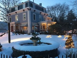 Fachada de la propiedad por la tarde o noche