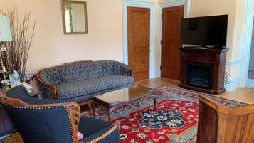 Room (Dorothy Brown, 2nd Floor)