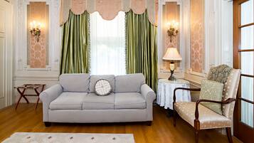 Individually decorated, iron/ironing board, free WiFi, bed sheets