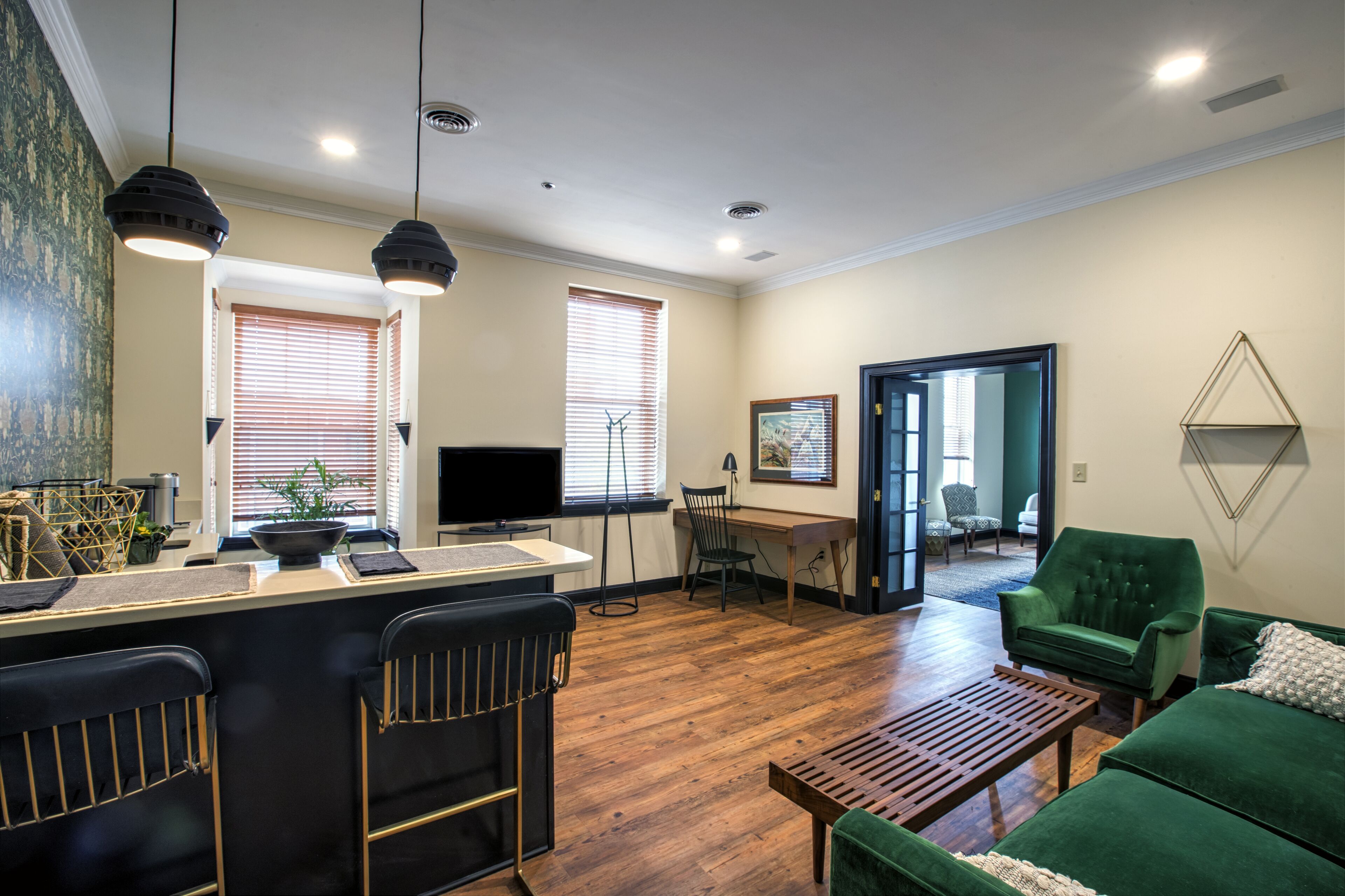 lincoln suite | hypo-allergenic bedding, pillow-top beds, iron/ironing board, free wifi