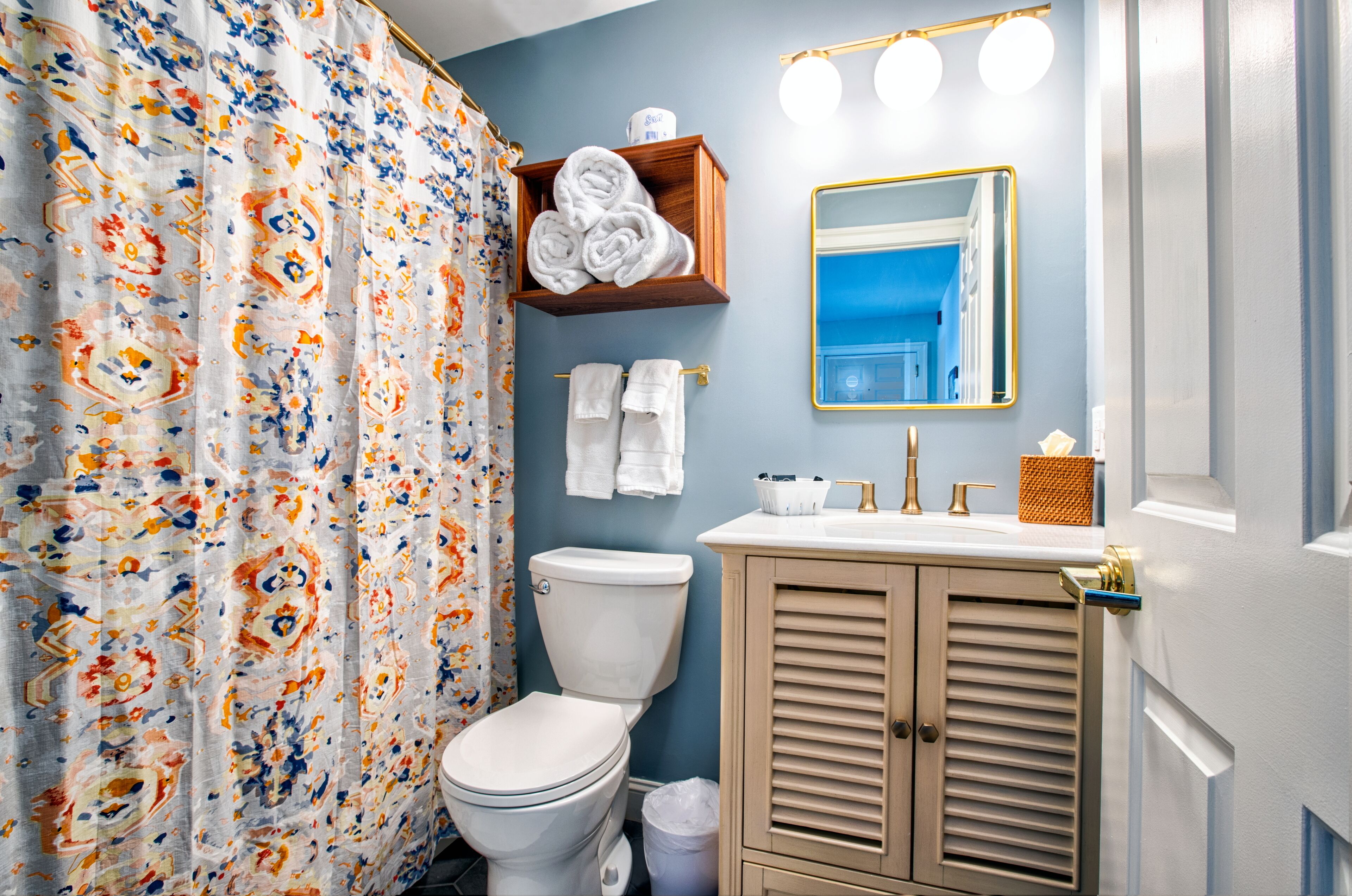 john burns suite | bathroom | designer toiletries, hair dryer, towels, soap