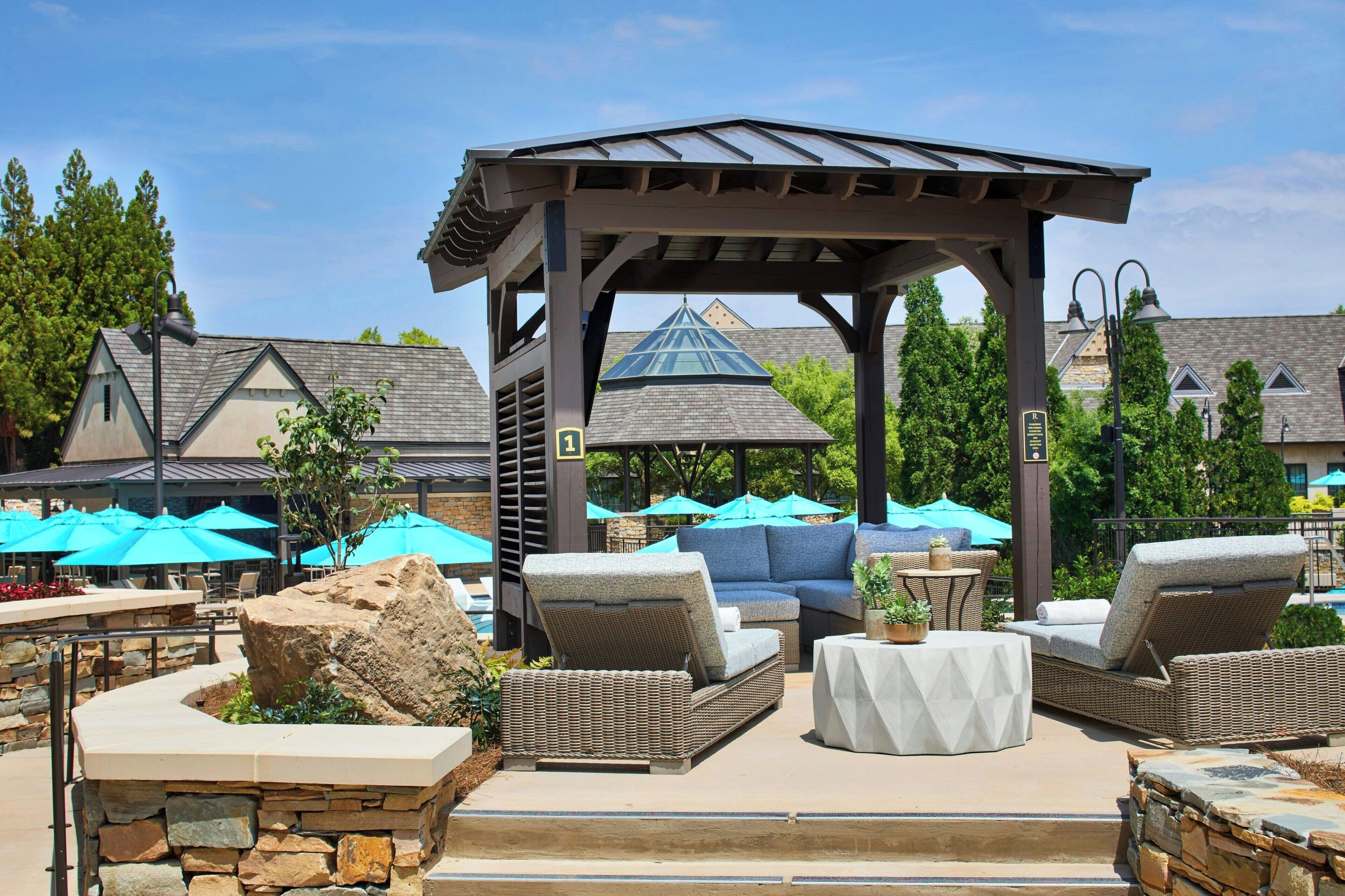 실내 수영장, 야외 수영장, 수영장 파라솔, 일광욕 의자