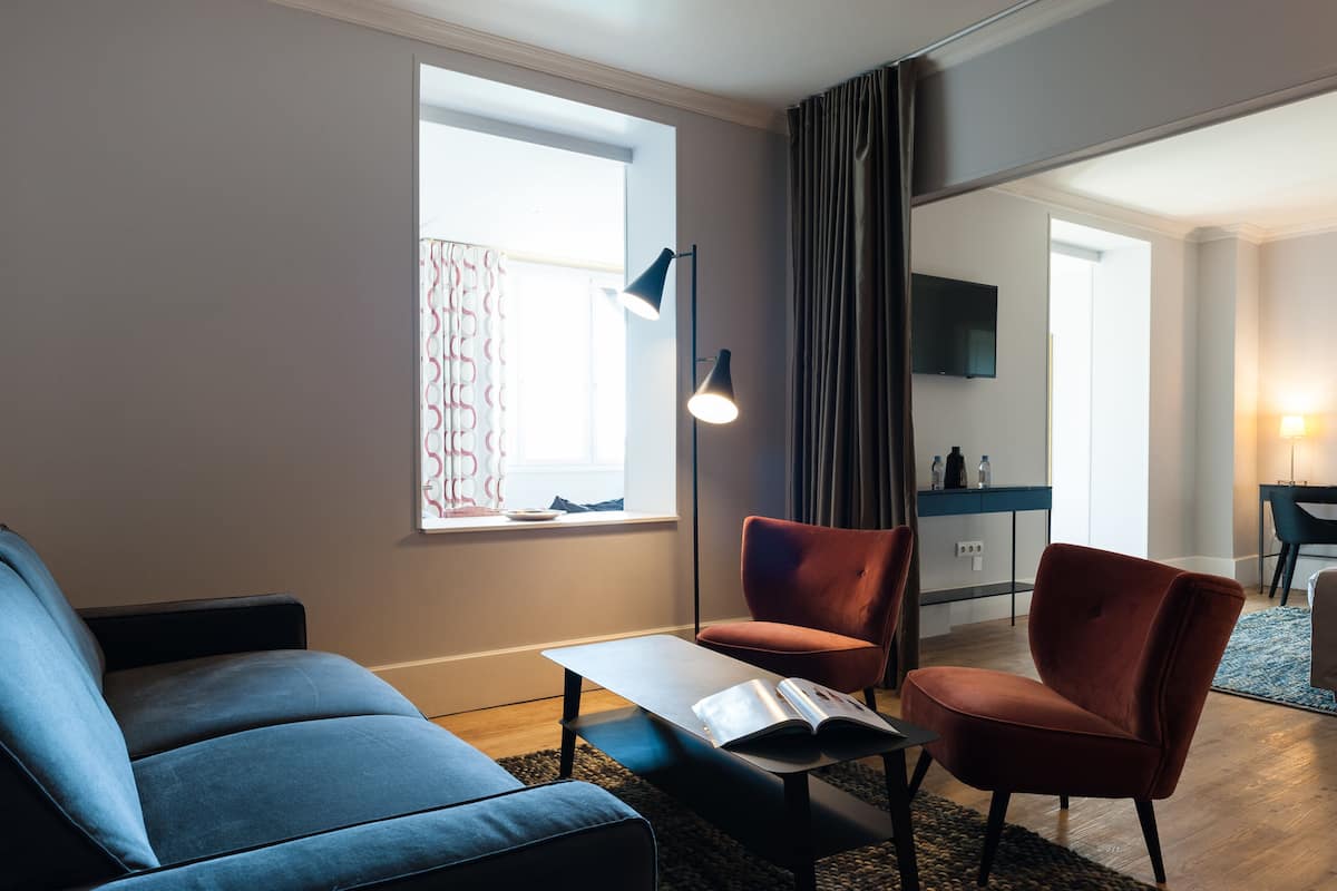 flat-screen tv, ipod dock, offices