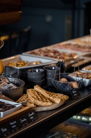 Daily full breakfast (EUR 20 per person)