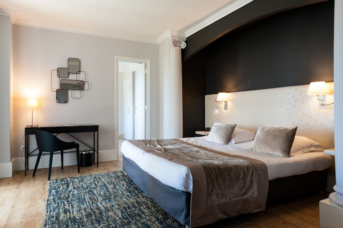 1 kamar tidur, brankas, dan didekorasi berbeda-beda