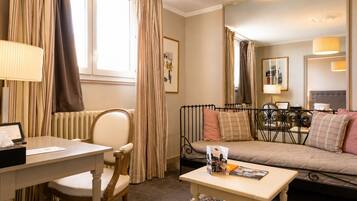 Een hotelkamer met een bed, een bureau, een stoel, een tafel en een spiegel.