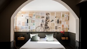 Ein Schlafzimmer mit einem großen Bett, einer Wand voller Zertifikate und einer gewölbten Decke.