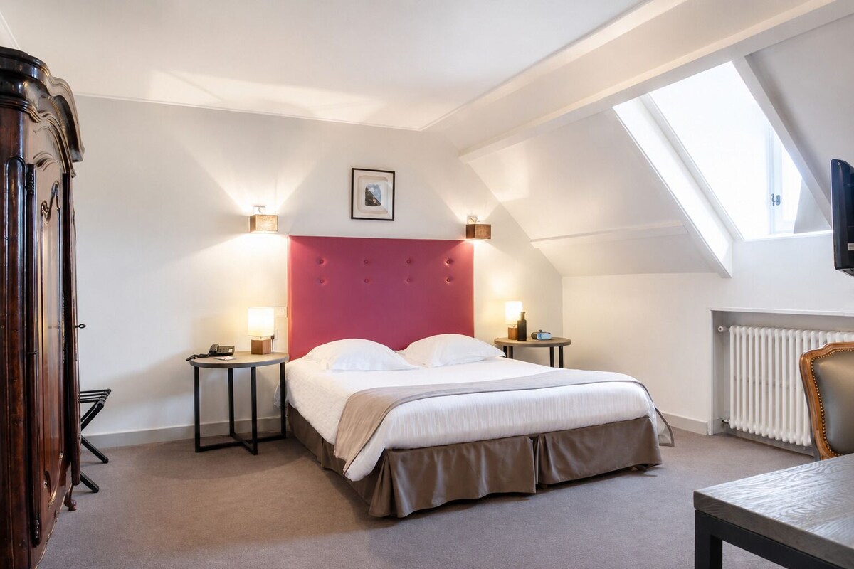 In-room safe, desk, blackout drapes, soundproofing