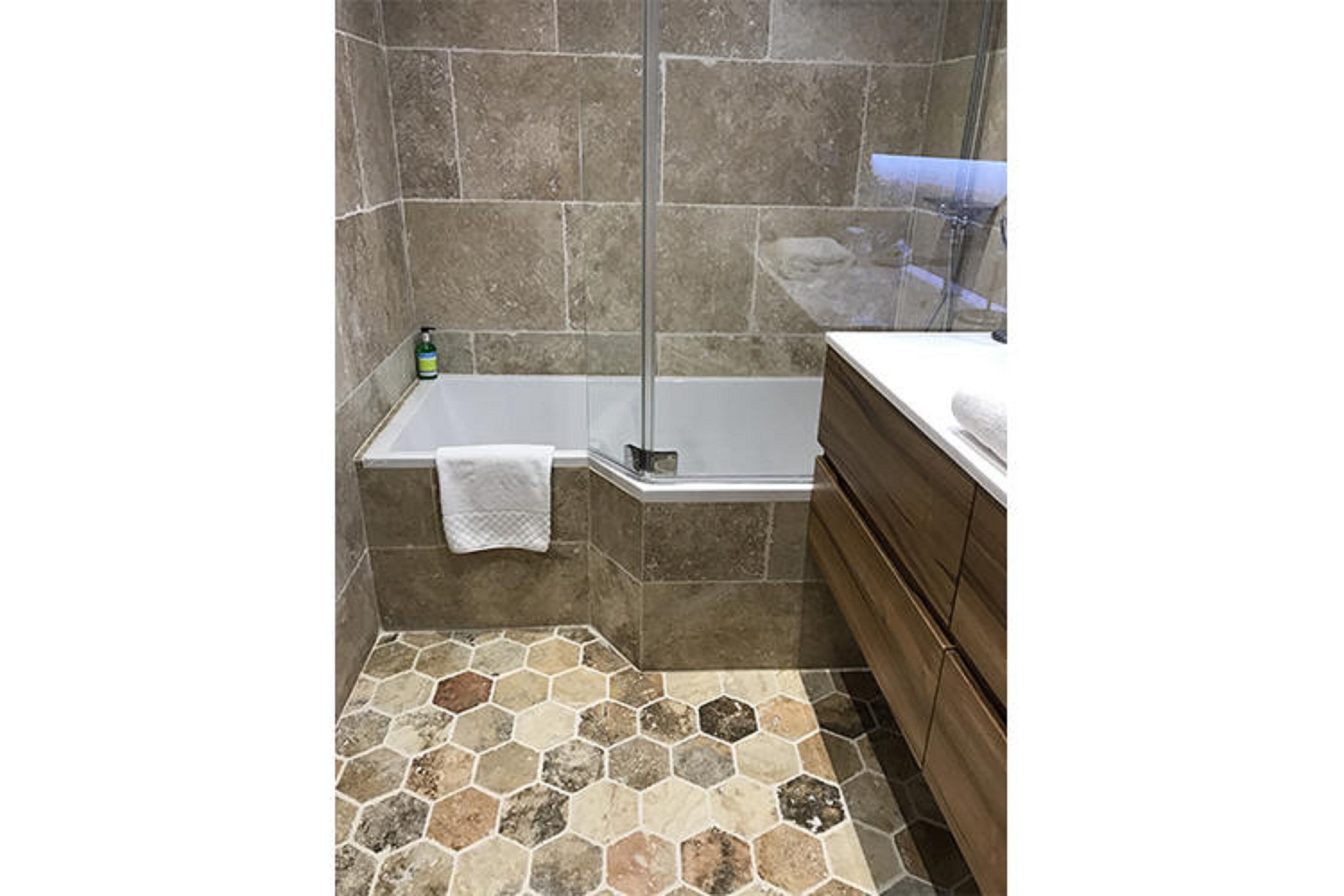 standard triple room | bathroom | free toiletries, hair dryer, towels