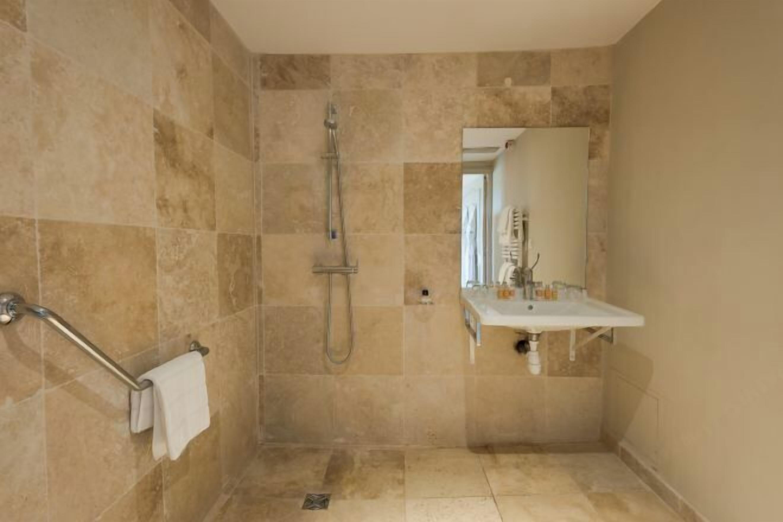 Baño | Regadera, amenidades de baño gratuitas, secadora de cabello, toallas 