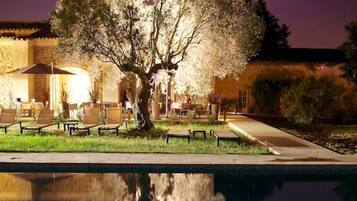 Outdoor pool, pool umbrellas, sun loungers