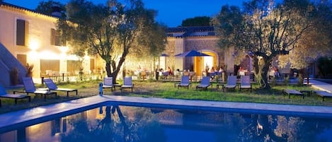 Piscine extérieure, parasols de plage, chaises longues