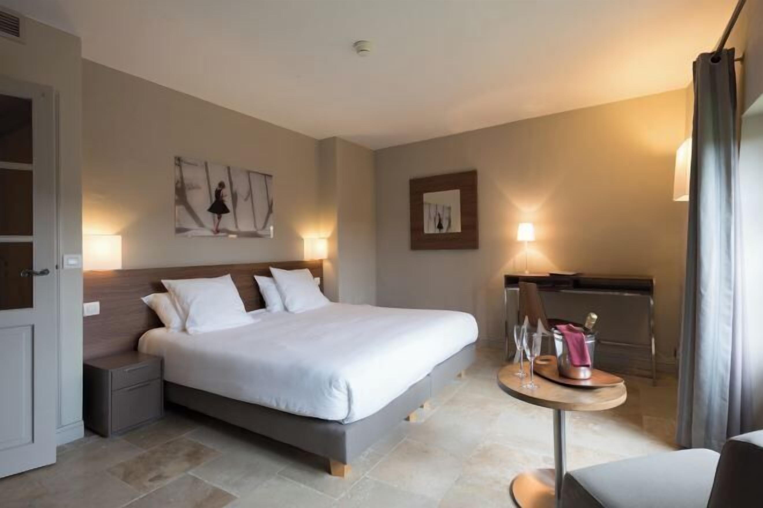 Ropa de cama de alta calidad y minibar 