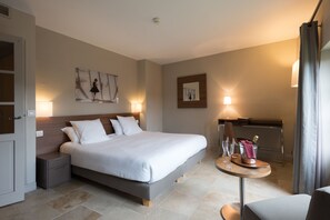 Habitación (Prestige) | Ropa de cama de alta calidad, minibar, caja fuerte y escritorio