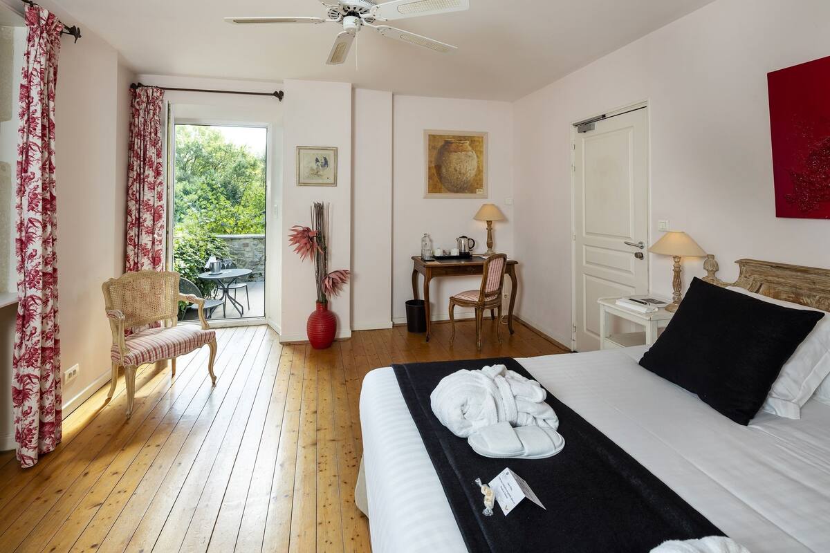 Premium bedding, pillow-top beds, in-room safe, individually decorated