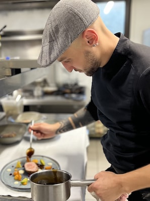 Petit déjeuner et dîner servis sur place