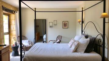 Minibar, caja fuerte, escritorio y cortinas opacas