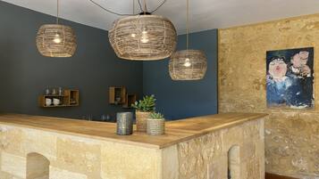 Suite familiar | Área de sala de estar | Televisión