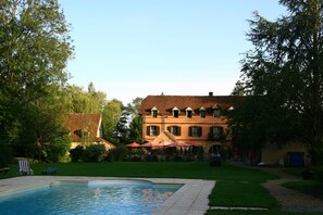 Een binnenzwembad, een buitenzwembad en ligstoelen