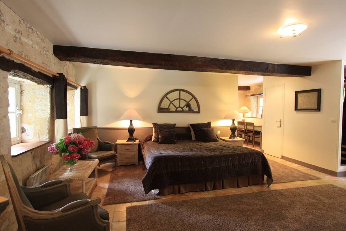 Minibar, in-room safe, individually decorated, individually furnished