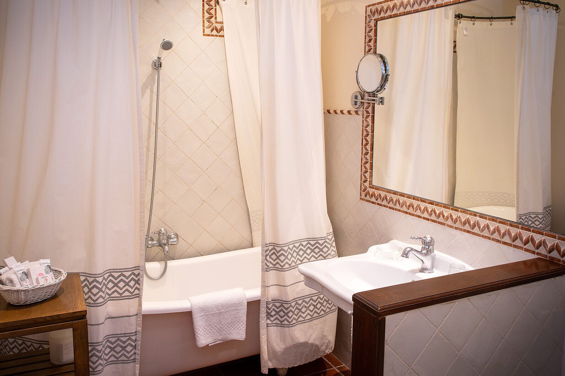 Ein Badezimmer mit Badewanne, Waschbecken, Spiegel und Dusche.