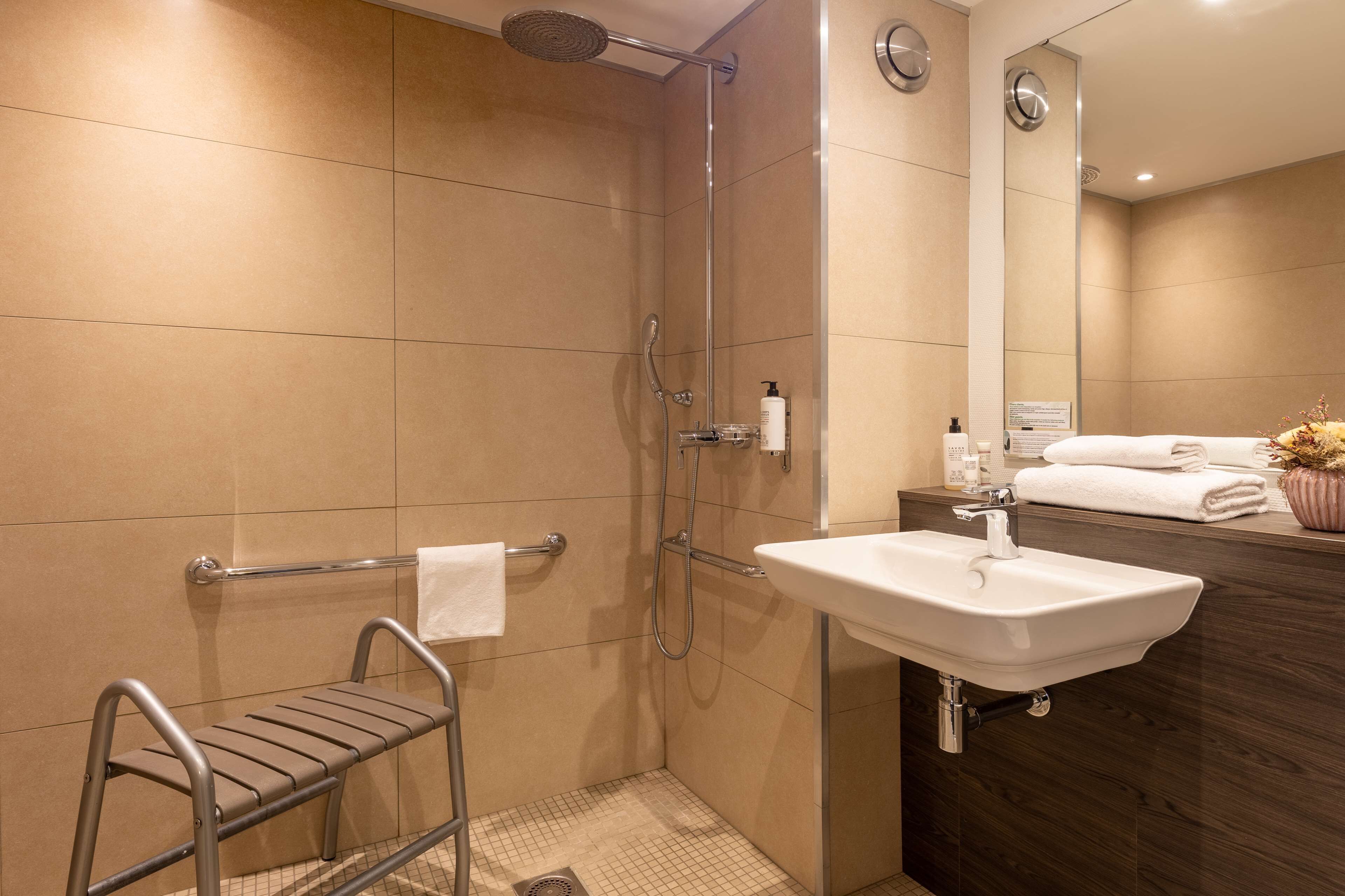 superior room, 1 king bed, non smoking (twin bed on request) | accessible bathroom