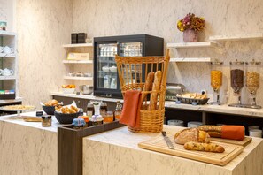 TĂ€gliches FrĂŒhstĂŒcksbuffet (16 EUR pro Person)