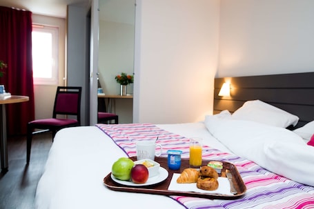 In-room dining. Kyriad Orthez