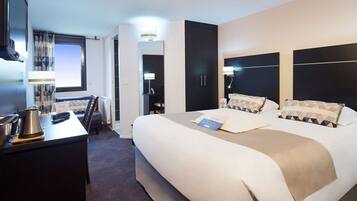 Rideaux occultants, chambres insonorisées, fer et planche à repasser