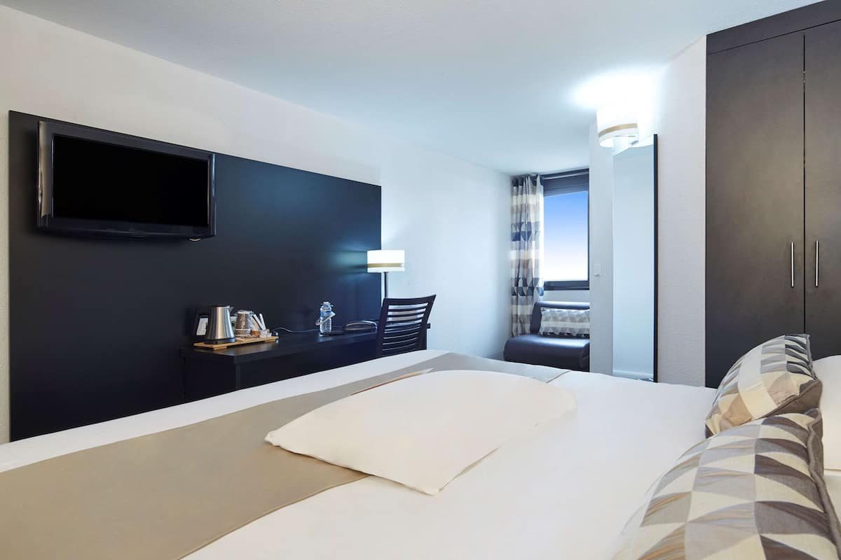 Cortinas blackout, insonorización y tabla de planchar con plancha