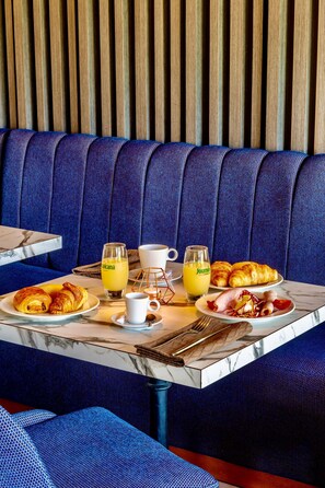 Desayuno buffet todos los días (con cargo) 