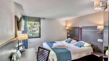 Rom – standard, 1 dobbeltseng | Blendingsgardiner, lydisolert og strykejern/-brett