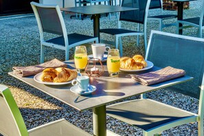 TĂ€gliches FrĂŒhstĂŒcksbuffet gegen GebĂŒhr