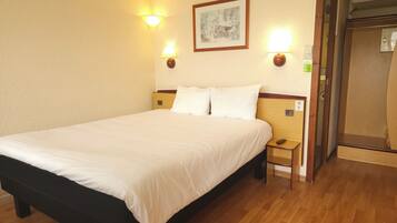 Phòng Tiêu chuẩn | Bộ đồ giường cao cấp, bàn, màn/rèm cản sáng, phòng cách âm