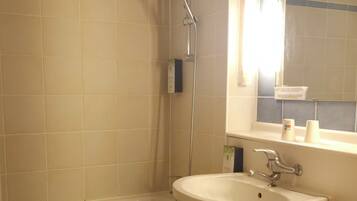 Standard Room | Bathroom | Combined shower/bathtub, eco-friendly toiletries, hair dryer, towels
