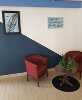 Una televisión LCD, una oficina