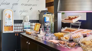 Petit déjeuner buffet (14.00 EUR par personne)