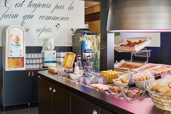 Bữa sáng buffet hàng ngày (14.00 EUR/mỗi người) 