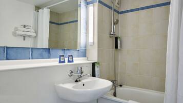 Een bad, milieuvriendelijk toiletgerief, een haardroger, handdoeken
