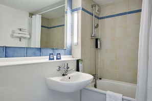 Bañera, artículos de higiene personal ecológicos y secador de pelo