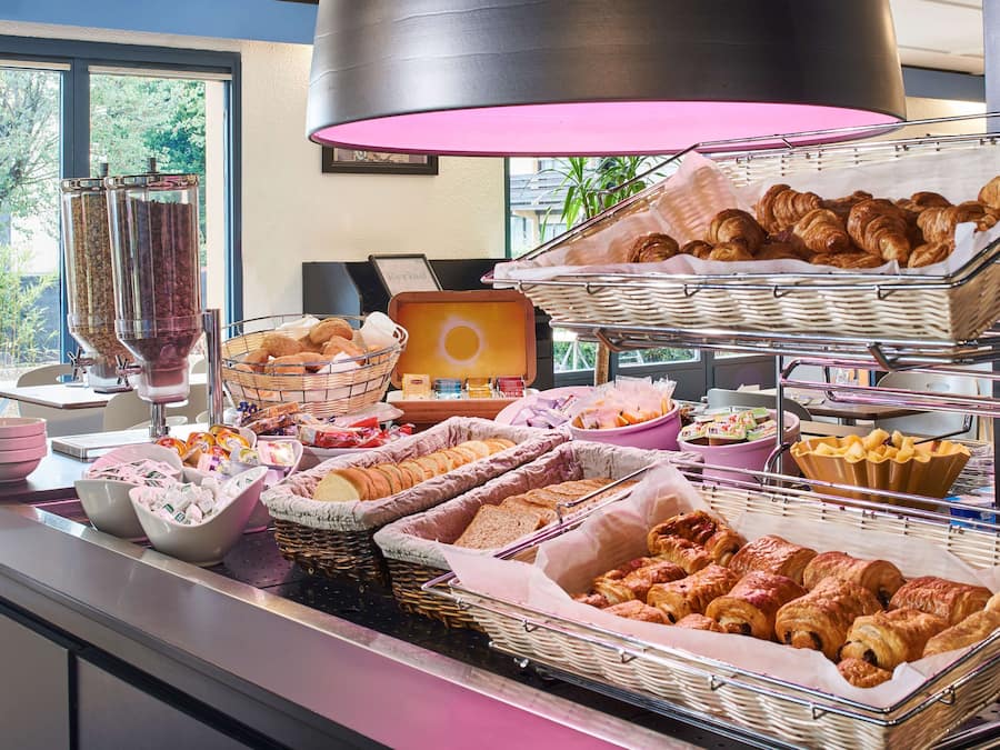 Café da manhã com buffet todos os dias (EUR 14.00 por pessoa)